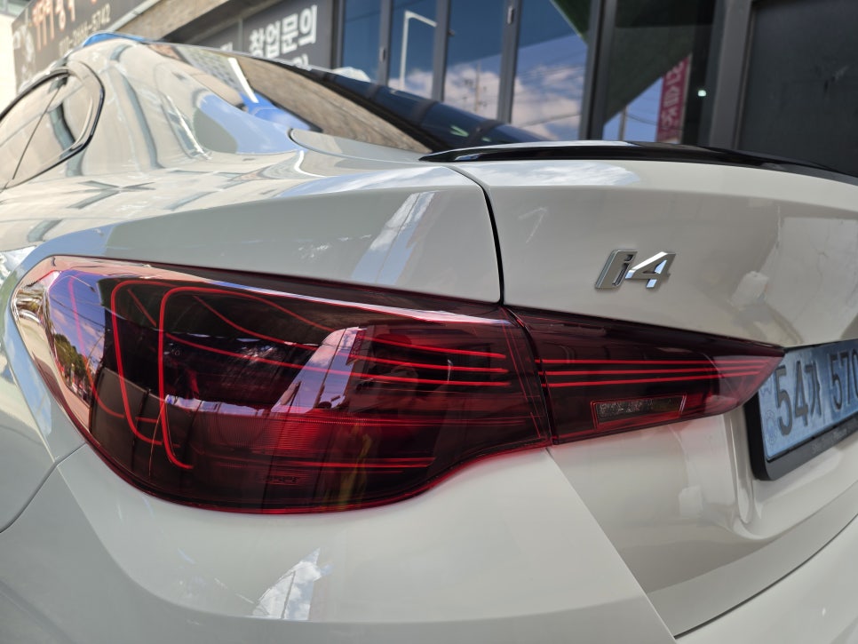BMW I4 도장면 세부 작업 모습