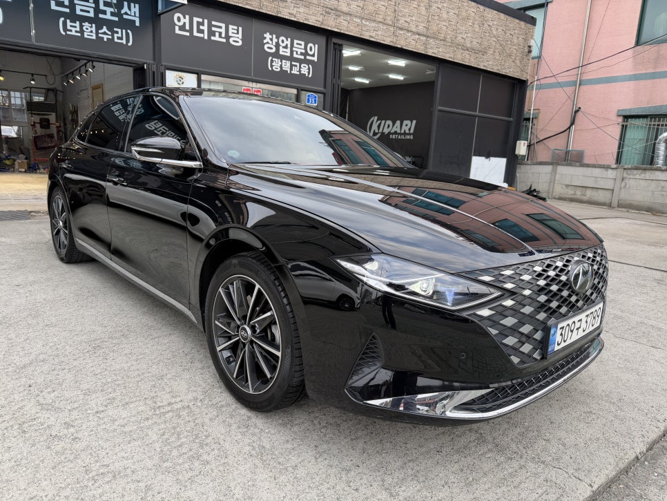그랜저 후면부 출고 전 모습